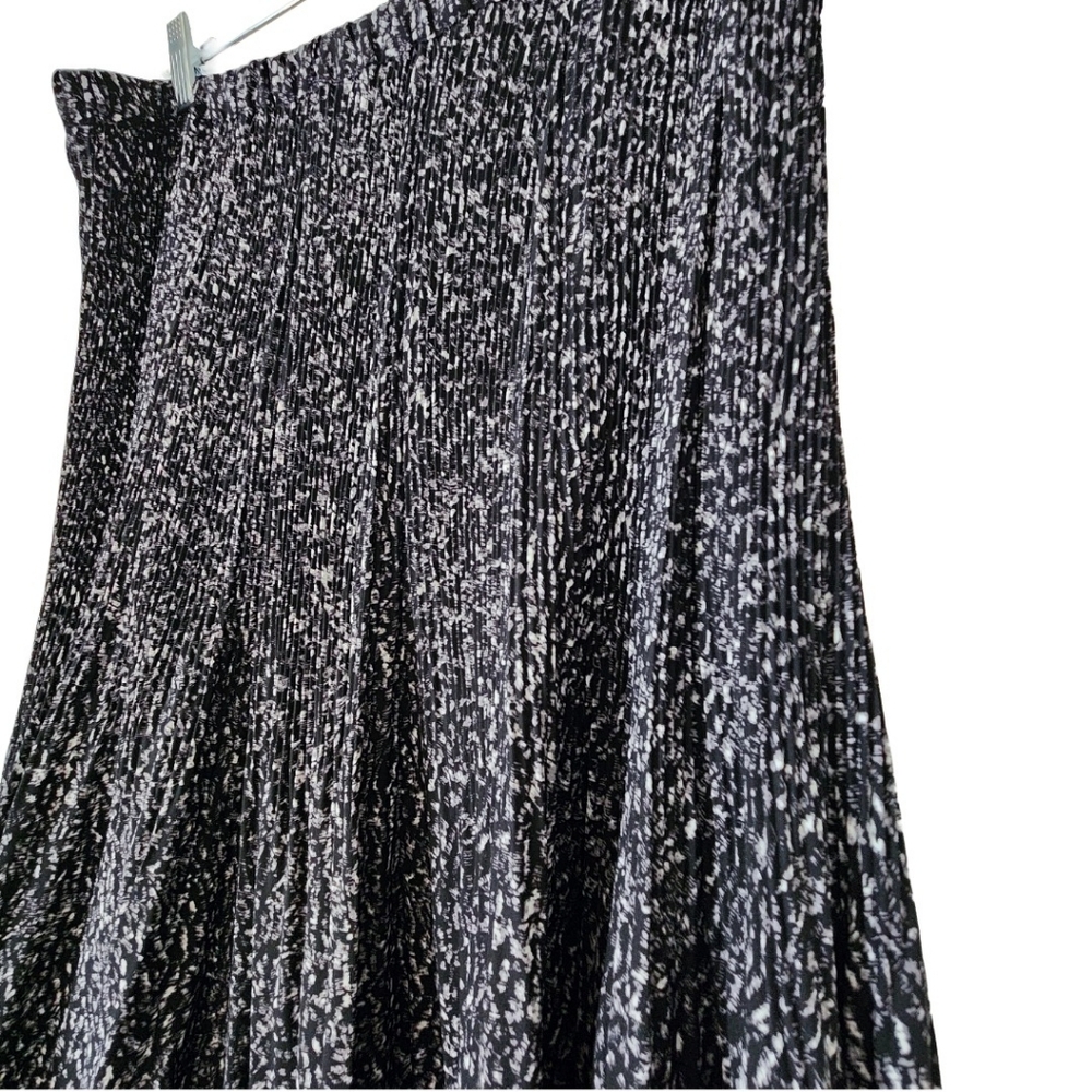Banana Republic Pleated Midi Skirt (L) - Picture 3 of 6